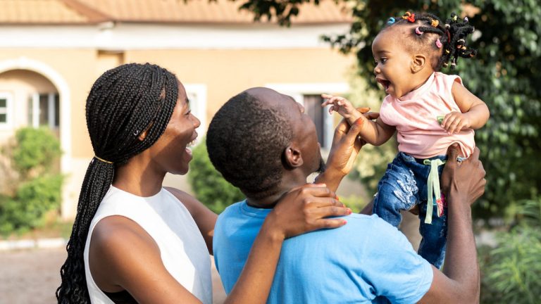 medium-shot-parents-little-girl